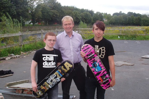 Tim with two of the teenagers from the skate park, Liam Mackinnon (right) and Ben Hyland (left). 