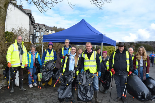 Tim and volunteers collecting litter in Grange